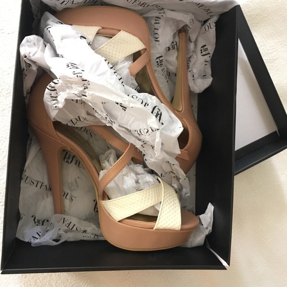 Just Fabulous size 9 shoes. Tawney design, color nude. Like new condition. - Picture 9 of 12